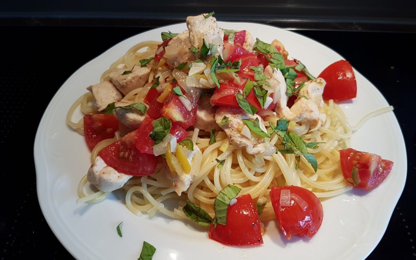 Spaghetti mit Hühnerbrust, Tomate und Zitronenbasilikum – Beate kocht